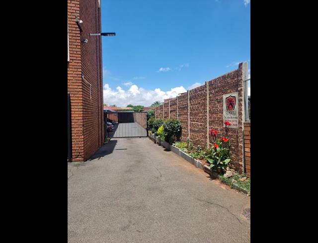 1 BEDROOM TOWNHOUSE FOR SALE IN MALVERN EAST EXT